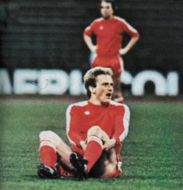 El jugador del Bayern, Rummenigge, se lesiona en un choque con el portero Boldici, en el Bayern Múnich-Universidad de Craiova en la Copa de Europa de 1982.