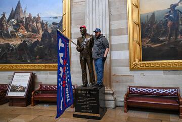 Los manifestantes pro-Trump irrumpieron en el Capitolio tras derribar 4 capas de vallas de seguridad, mostrando su inconformidad con los resultados de las elecciones presidenciales del 2020, mismas en las que el dem¨®crata, Joe Biden, le quit¨® la reelecci¨®n a Donald Trump, resultando el 46? Presidente electo de los Estados Unidos.