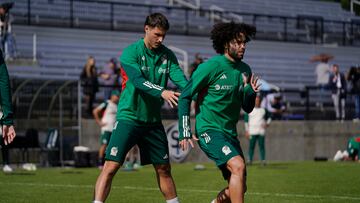 Santiago Giménez y César Huerta en un entrenamiento con la Selección Mexicana.