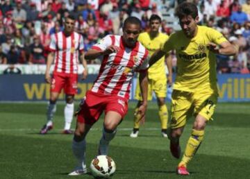 El jugador del Almeria Wellington Silva, disputa un balón con el jugador del Villarreal Moi Gomez