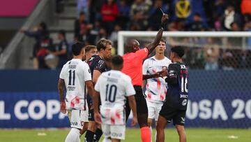 · AMDEP9583. QUITO (ECUADOR), 10/04/2024.- Kendry Páez (d) de Independiente recibe tarjeta amarilla del árbitro colombiano Jhon Hinestroza este miércoles, en un partido de la fase de grupos de la Copa Libertadores entre Independiente del Valle (IDV) y San Lorenzo, en el estadio Banco Guayaquil en Quito (Ecuador). EFE/ José Jácome
