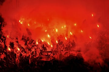 Ultras del Fenerbahce, peligrosos hasta para su propio club. Incendiaron el estadio en 2010 tras perder la liga turca y volcaron toda su ira contra el jugador español  Dani Güiza. Sus eternos enemigos son los hinchas del Galatasaray.