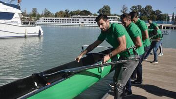 Antonio Barrag&aacute;n, con la embarcaci&oacute;n de la Regata b&eacute;tica.