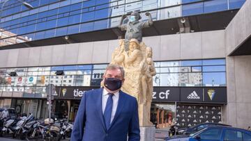 Manuel Vizcaíno posa para As delante del monumento de Macarty, el recordado aficionado del Cádiz.