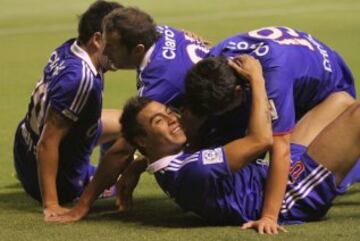 En la final, Universidad de Chile enfrentó a Liga De Quito. La ida fue en la capital de Ecuador, donde los azules derrotaron por la mínima a los albos con tanto de Eduardo Vargas. Ese fue el primer paso a la coronación laica en Sudámerica.