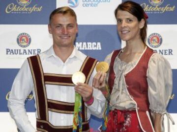 Los deportistas Ruth Beitia y Marcus Walz, oros olímpicos en Río 2016,  durante la inauguración hoy de la Paulaner Oktoberfest que vuelve por tercer año a Madrid, en el Barclaycard Center. 
