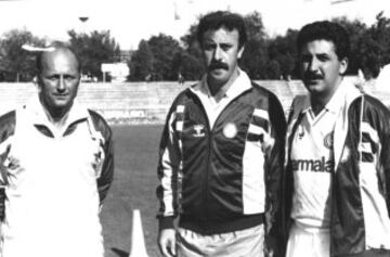 En la fotografía junto a Gracía Remón. En marzo de 1994, debutó como entrenador del primer equipo del Real Madrid tras la destitución de Benito Floro, pero sólo ocupó el puesto unos meses, volviendo luego a su trabajo en la cantera blanca.