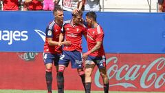 Unai García y Chimy Ávila felicitan a Aimar por su gol al Rayo.