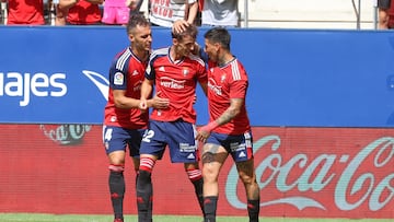 Unai Garc¨ªa y Chimy ?vila felicitan a Aimar por su gol al Rayo.