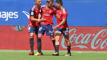 Unai García y Chimy Ávila felicitan a Aimar por su gol al Rayo.