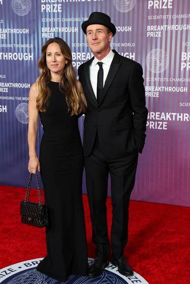 Edward Norton y Shauna Robertson posan en la alfombra roja de los Breakthrough Prize celebrados en la ciudad estadounidense de Los Ángeles.
