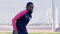 Abdoulaye Ba toca el bal&oacute;n en un entrenamiento de esta temporada con el Rayo Vallecano.