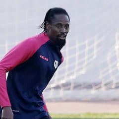 El caos defensivo del Deportivo acelera la opción Abdoulaye Ba