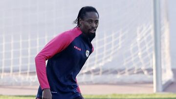 Abdoulaye Ba toca el balón en un entrenamiento de esta temporada con el Rayo Vallecano.