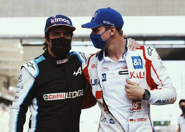 Fernando Alonso y Mick Schumacher.
