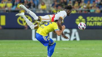 CÁDIZ, 27/09/2023.- El defensa del Rayo Vallecano Abdul Mumin (arriba) cae sobre Maxi Gómez, del Cádiz, durante el partido de LaLiga que enfrenta al Cádiz CF y al Rayo Vallecano este miércoles en el estadio Nuevo Mirandilla. EFE/Román Ríos