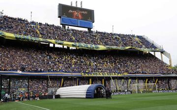 Supporters of Boca Juniors cheer for their team before the start of the first leg match of the all-Argentine Copa Libertadores final against River Plate, at La Bombonera stadium in Buenos Aires, on November 11, 2018. (Photo by Alejandro PAGNI / AFP)