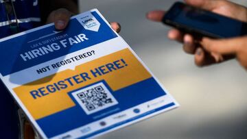 Una persona escanea un c&oacute;digo QR con su tel&eacute;fono para registrarse mientras espera en la fila para asistir a una feria de empleo para los empleadores del SoFi Stadium y del Aeropuerto Internacional de Los &Aacute;ngeles, en el SoFi Stadium el 9 de septiembre de 2021, en Inglewood, California. 