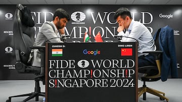 Gukesh Dommaraju y Ding Liren en el Mundial de Ajedrez.