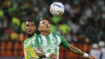 Dayro Moreno disputa un bal&oacute;n con Segura