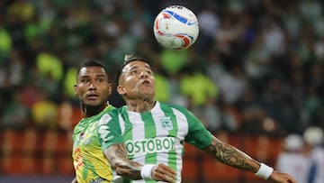 Dayro Moreno disputa un balón con Segura