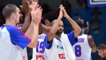 Tony Parker y el resto de sus compañeros aplauden a la afición francesa tras un partido del Eurobasket.
