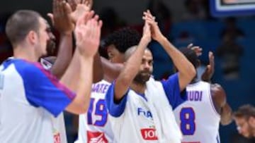 Tony Parker y el resto de sus compa&ntilde;eros aplauden a la afici&oacute;n francesa tras un partido del Eurobasket.