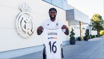 Usman Garuba posa con la camiseta del Real Madrid.