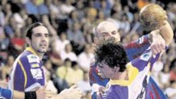 <b>FALTA. </b>Dominikovic evita el lanzamiento de Muratovic.