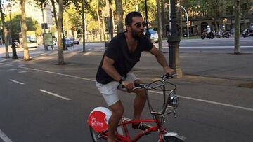 Arda Turan ha publicado una fotograf&iacute;a en su cuenta de Instagram subido a una de las bicicletas de Bicing, el servicio de transporte urbano de la ciudad condal.
 @ardaturan