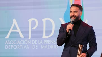 El defensa del Real Madrid Dani Carvajal recibe un galardón en la IX Gala Anual de la Asociación de la Prensa Deportiva de Madrid (APDM), este lunes en la capital.