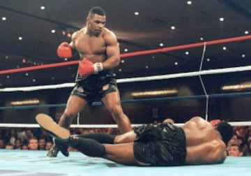 Mike Tyson, 'El terror del Garden', es el boxeador más joven de la historia en conseguir el título mundial de los pesos pesados con tan solo 20 años en 1986. Unificó todas las coronas del peso pesado y las defendió hasta 1990, año que cayo derrotado con James 'Buster' Douglas. En 1992 fue encarcelado por la violación de Desiree Washington y sentenciado a 10 años de prisión. Consiguió la libertad condicional por buena conducta en 1995 regresando al ring ese mismo año. 