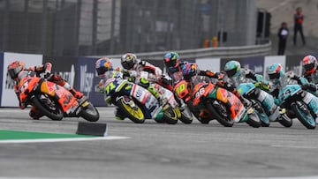 Red Bull KTM Tech3's Turkish rider Deniz Oncu (L), Max Racing's Japanese rider Ayumu Sasaki, MT Helmets MSI's Brazilian rider Diogo Moreira, Red Bull KTM AJO's Spanish rider Daniel Holgado, Leopard Racing's Italian rider Dennis Foggia and Leopard Racing's Japanese rider Tatsuki Suzuki compete in the Moto3 Austrian Grand Prix race at the Redbull Ring racetrack in Spielberg on August 21, 2022. (Photo by VLADIMIR SIMICEK / AFP)