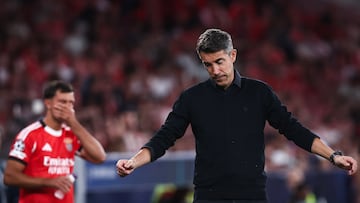 Lisboa (Portugal), 16/09/2025.- Benfica head coach Bruno Lage reacts during the Champions League soccer match between Benfica and Qarabag in Lisbon, Portugal, 16 September 2025. (Liga de Campeones, Lisboa) EFE/EPA/RODRIGO ANTUNES