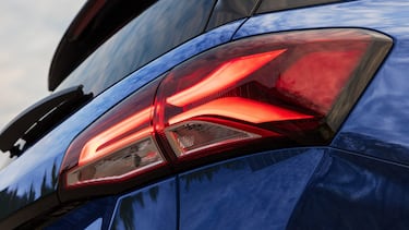 ¿Con qué frecuencia es recomendable revisar las luces de los autos?