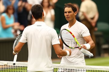 Novak Djokovic y Rafael Nadal se saludan tras terminar su partido.