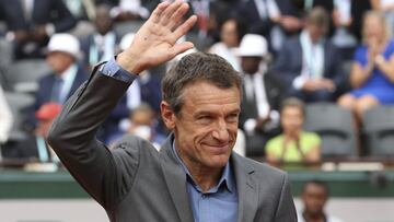 Mats Wilander saluda al p&uacute;blico durante la celebraci&oacute;n de Roland Garros 2018.