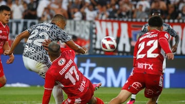 Futbol, Colo Colo vs Nublense.
Fecha 3, campeonato Nacional 2023.
El jugador de Colo Colo Leandro Benegas, izquierda, disputa el balon contra Enzo Guerrero de Nublense durante el partido de primera division disputado en el estadio Monumental en Santiago, Chile.
13/02/2023
Jonnathan Oyarzun/Photosport
Football, Colo Colo vs Nublense.
3nd turn, 2023 National Championship.
Colo Colo's player Leandro Benegas, left , vies the ball against Enzo Guerrero of Nublense during the first division match at the Monumental stadium in Santiago, Chile.
13/02/2023
Jonnathan Oyarzun/Photosport