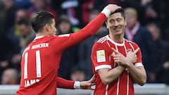 James Rodr&iacute;guez y Robert Lewandowski celebrando un gol con le Bayern M&uacute;nich en Bundesliga