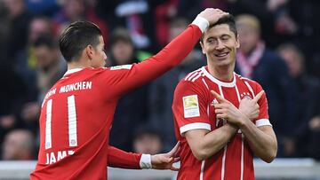 James Rodríguez y Robert Lewandowski celebrando un gol con le Bayern Múnich en Bundesliga