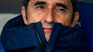 Barcelona's Spanish coach Ernesto Valverde looks on before the Spanish league football match between RCD Espanyol and FC Barcelona at the RCDE Stadium in Cornella de Llobregat on February 4, 2018. / AFP PHOTO / PAU BARRENA
