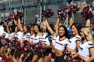 Porristas de los Houston Texans animan el desfile de conductores en Austin