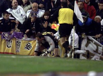 04-03-2001. Real Madrid-Barcelona: un espectador en la grada agrede a Reina. Fue expulsado como socio del club.