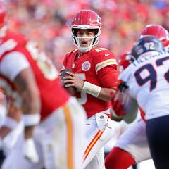 Patrick Mahomes, protegido por los linieros internos a la perfección