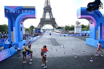 María Pérez y Álvaro Martin celebran su oro en la Torre Eiffel