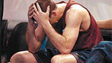 <b>EL ÚLTIMO TRASPIÉ.</B> Nacho Rodríguez muestra su desconsuelo en la Final Four de Salónica en 2000, cuando el Maccabi de Nate Huffman acabó con el sueño barcelonista en las semifinales (65-61).