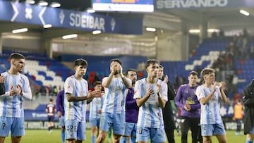 Los jugadores del Málaga aplauden a sus aficionados.
