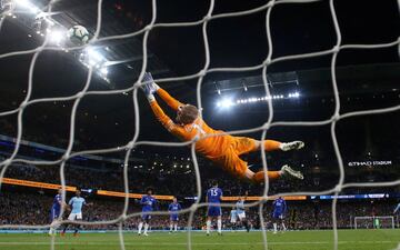 El jugador del Manchester City, Vincent Kompany, marca de esta manera al Leicester City durante la Premier League.