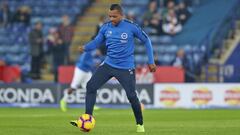 Jos&eacute; Heriberto Izquierdo durante el calentamiento del Brighton en un partido por Premier League.