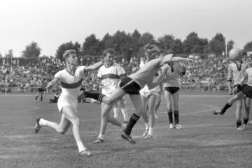 La forma original del actual deporte del balonmano.
Jugado en un campo de hierba con medidas parecidas a las de un campo de fútbol.
Muy popular en los países del centro de Europa, en especial en Alemania que dominó el deporte a nivel continental hasta que se popularizó el balonmano bajo pista cubierta  y la popularidad del balonmano a 11 sobre hierba cayó en favor del balonmano en pista cubierta de 7 jugadores.